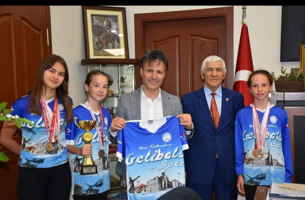 Türkiye Şampiyonu Kızlardan Başkan Soyuak’a Teşekkür Ziyareti