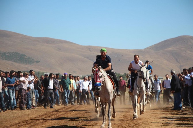 KARLIOVA'DA GELENEKSEL AT YARIŞI COŞKUSU