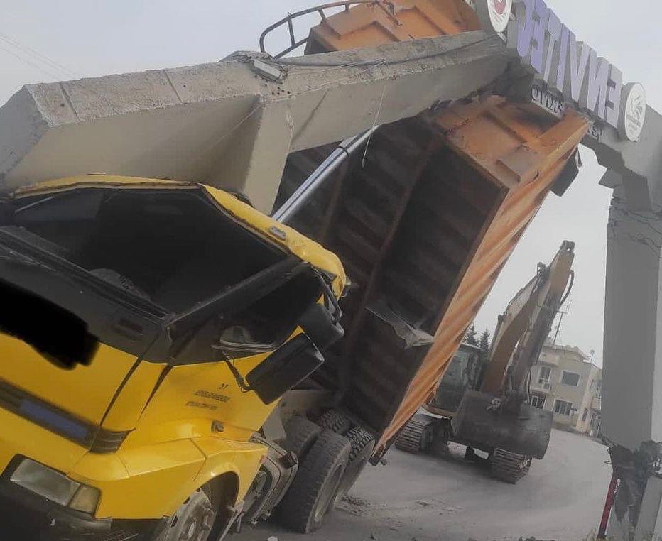 İskenderun'da Kamyonun Üzerine Beton Blok Düştü, 2 Kişi Yaralandı