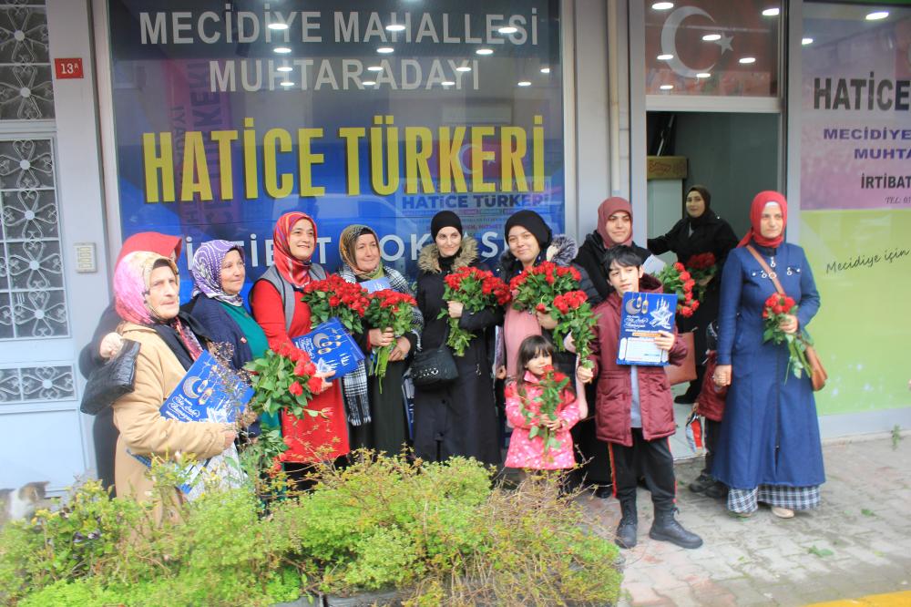 MUHTAR ADAYI HATİCE TÜRKERİ'NDEN 8 MART'TA MECİDİYE MAHALLESİ'NDE GÜL SÜRPRİZİ