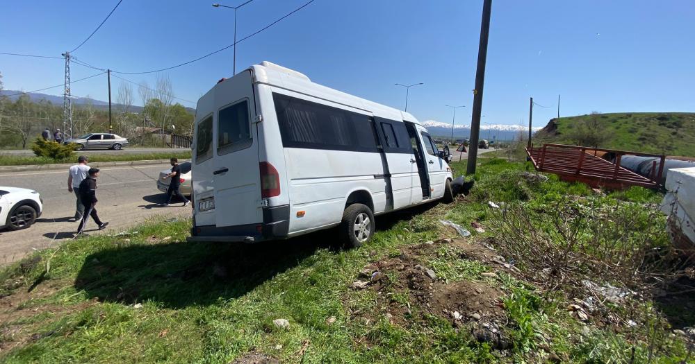 Bingöl'de Minibüs ile Otomobil Çarpıştı: 7 Yaralı