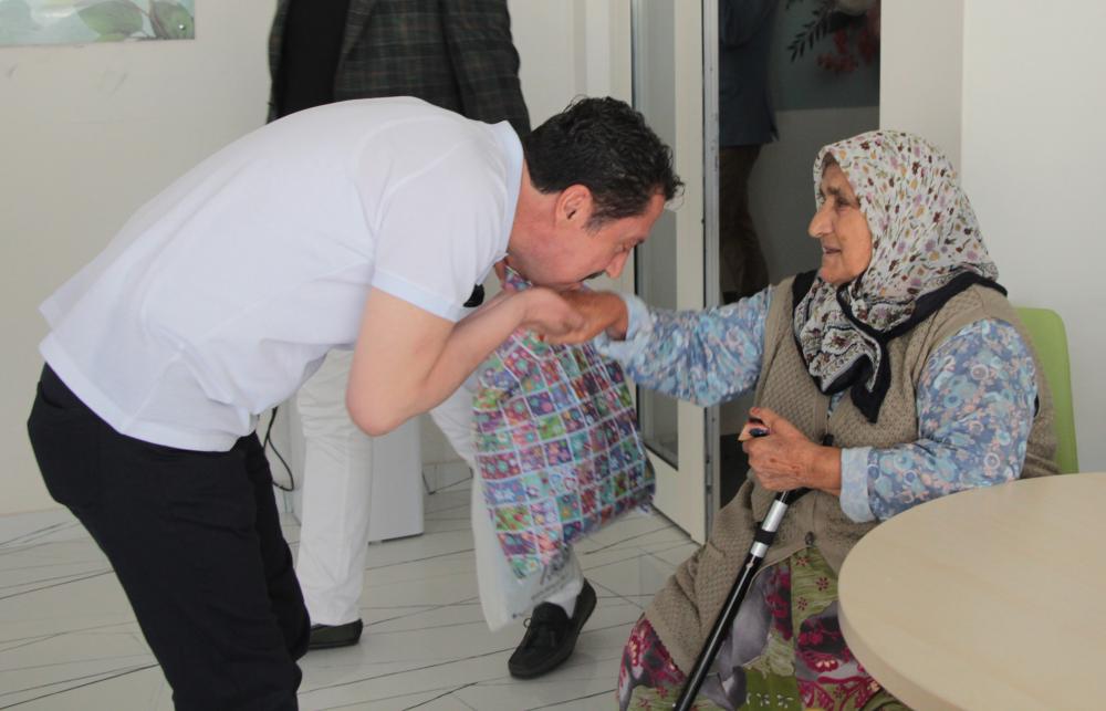 Belediye başkanı Dr. Özer Kasap’tan Huzurevine ziyaret