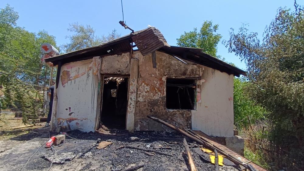 BİNGÖL’DE YANGINDA EVİ KÜL OLAN YAŞLI KADINI KOMŞUSU KURTARDI