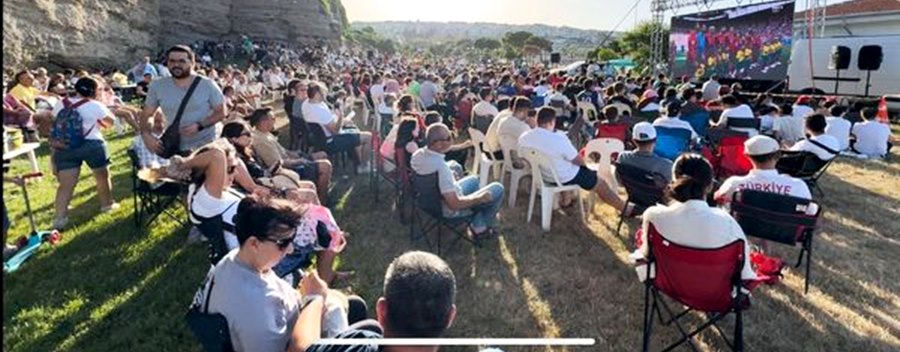 Gelibolu belediyesi Milli maçları dev ekrandan seyrettiriyor
