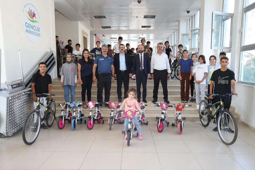 Çukurca'da gönüllü gençlere bisiklet dağıtımı yapıldı