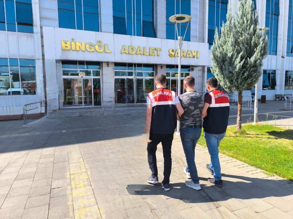 JANDARMA EKİPLERİNDEN BİNGÖL’DE BAŞARILI OPERASYON: ARANAN 2 SUÇLU YAKALANDI