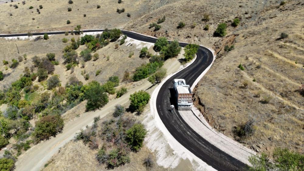 ELAZIĞ BELEDİYESİ, 8 MAHALLEDE SATHİ KAPLAMA YOL YAPIM ÇALIŞMASI GERÇEKLEŞTİRİYOR