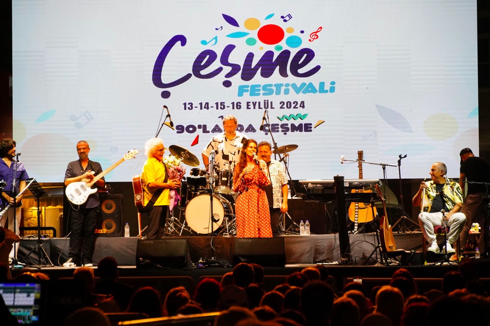 ÇEŞME FESTİVALİ 90'LAR TEMASIYLA BÜYÜLEDİ