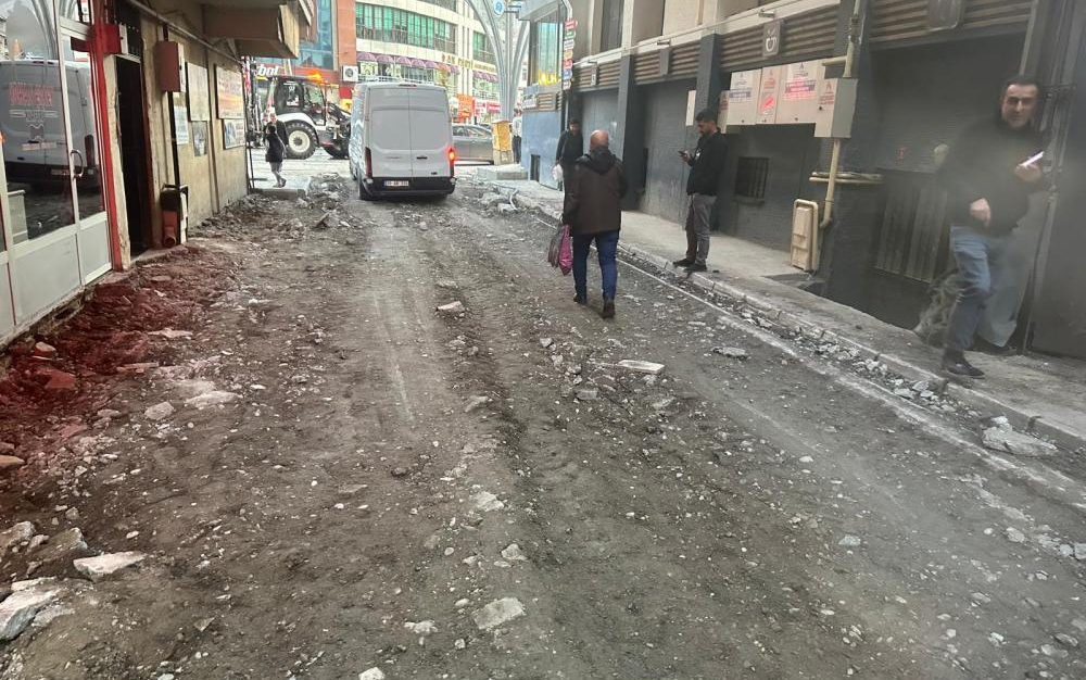 Hakkari'nin Yıllardır El Sürülmeyen Sokaklarına Belediye Hizmeti Başladı