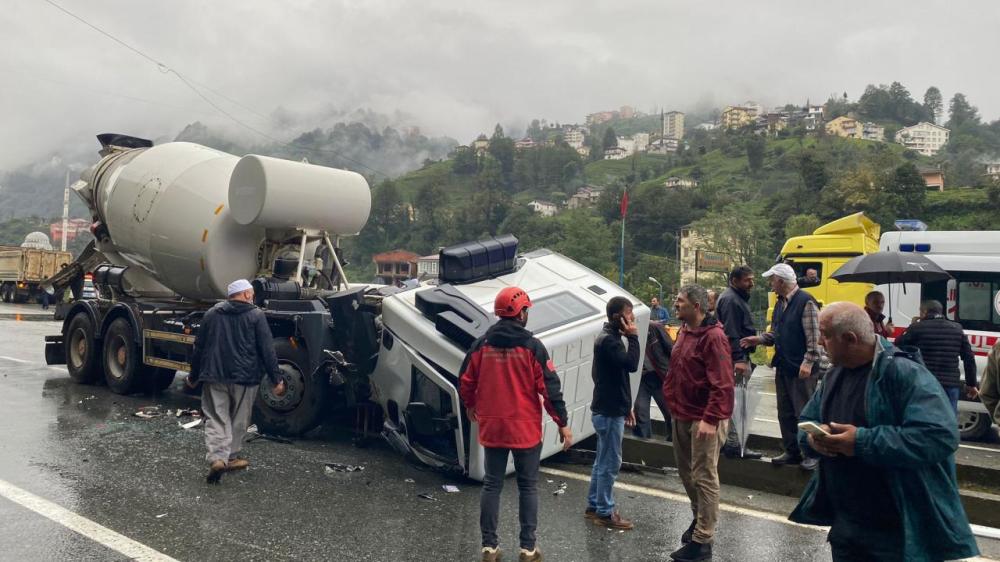 RİZE’DE KAMYON İLE BETON MİKSERİ ÇARPIŞTI: 2 YARALI