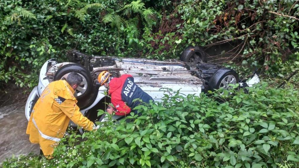 RİZE'DE FECİ KAZA: OTOMOBİL UÇURUMA YUVARLANDI, SÜRÜCÜ YARALI