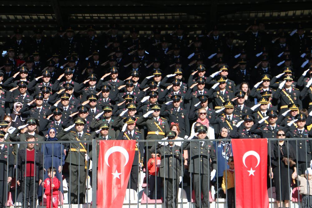 CUMHURİYET COŞKUSU HAKKÂRİ’DE OKÇULUK VE KÜLTÜREL GÖSTERİLERLE TAÇLANDI