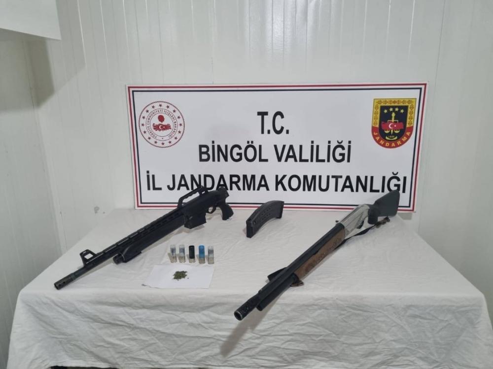 BİNGÖL VALİLİĞİ’NDEN OPERASYON BİLGİSİ: JANDARMA EKİPLERİ RUHSATSIZ SİLAH VE UYUŞTURUCU ELE GEÇİRDİ