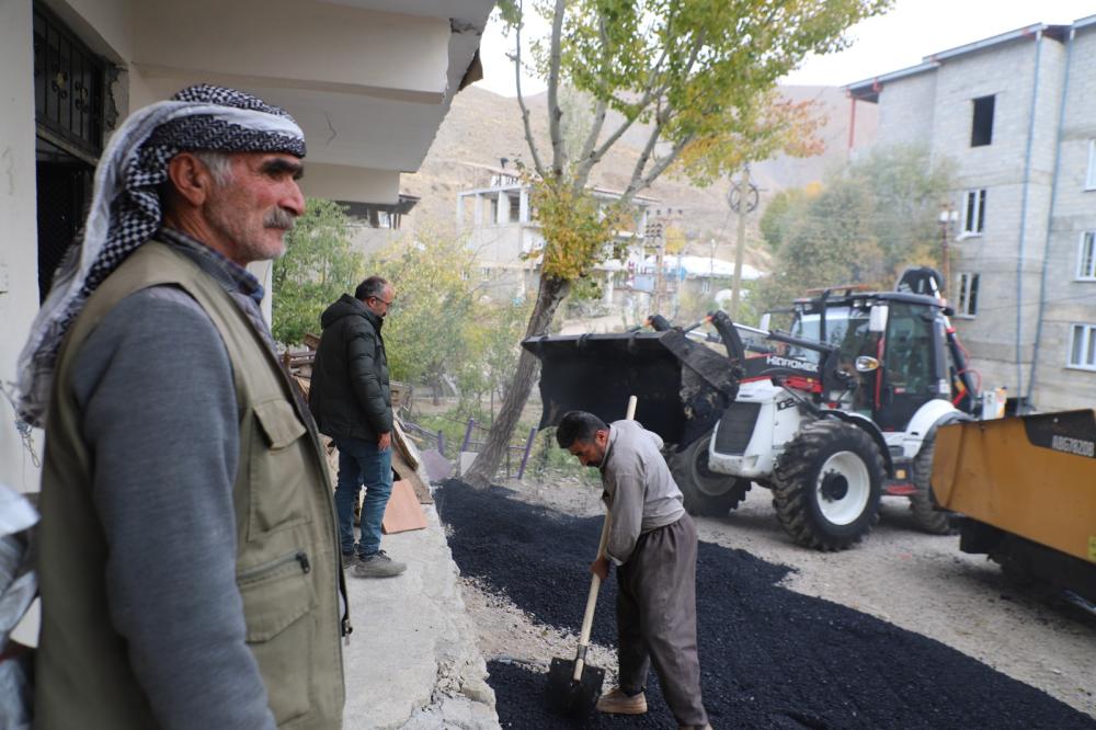 HAKKARİ'NİN ZORLU COĞRAFYASINA RAĞMEN YOL ÇALIŞMALARI HIZ KESMEDİ