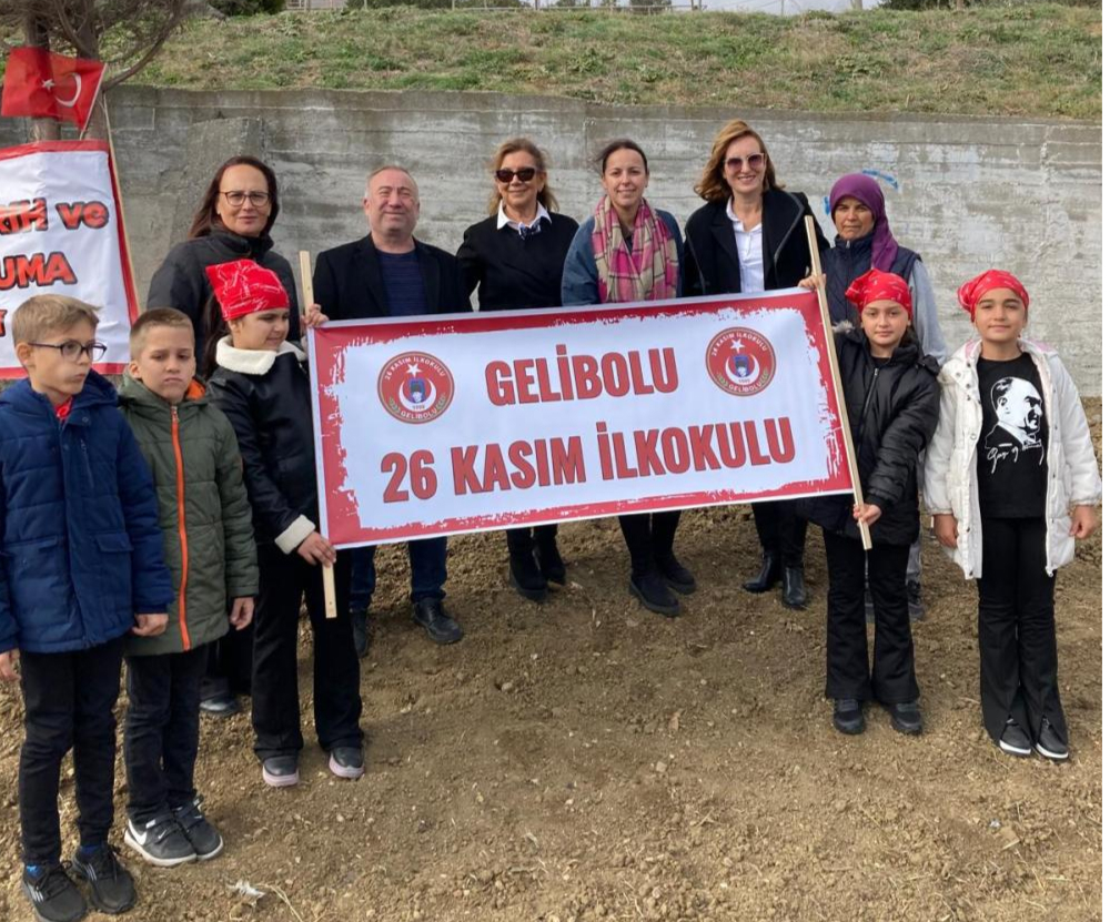 GELİBOLU’DA 26 KASIM İLKOKULU VE DERNEKLERDEN ATATÜRK İÇİN FİDAN DİKİMİ