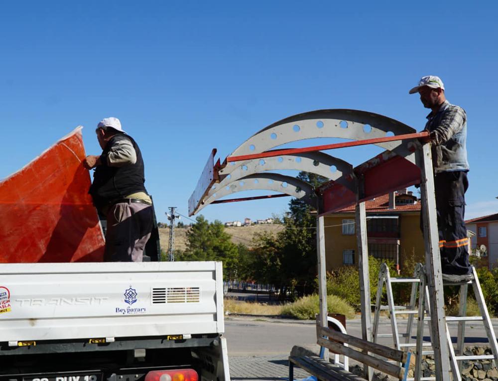 BEYPAZARI’NDA ESKİ DURAKLAR YENİLENDİ: VATANDAŞLAR İÇİN KONFORLU BEKLEME ALANLARI