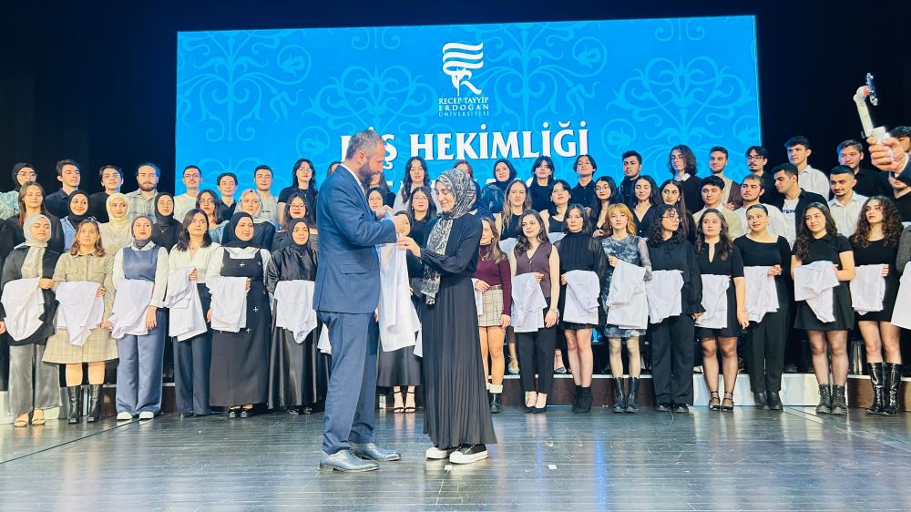 RTEÜ’DE DİŞ HEKİMLİĞİ ÖĞRENCİLERİ İÇİN 2024-2025 ÖNLÜK GİYME TÖRENİ