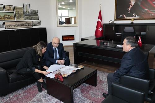 VALİ YAVUZ SELİM KÖŞGER, SEYHAN SOSYAL YARDIMLAŞMA VAKFI’NI ZİYARET ETTİ