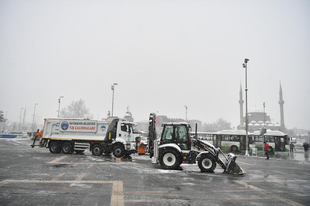 KAYSERİ BÜYÜKŞEHİR BELEDİYESİ’NDEN KARLA MÜCADELEDE YOĞUN ÇALIŞMA