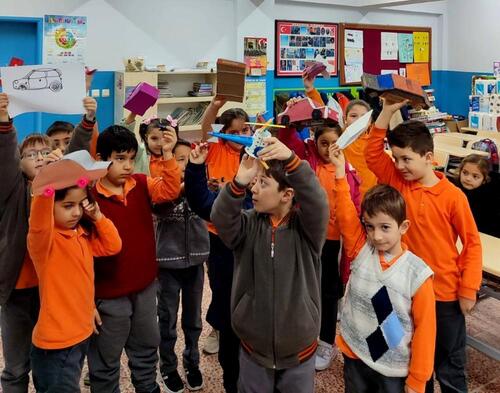 HAYAT BİLGİSİ DERSİNDE HAYALLERİNDEKİ ARABALARI YAPTILAR