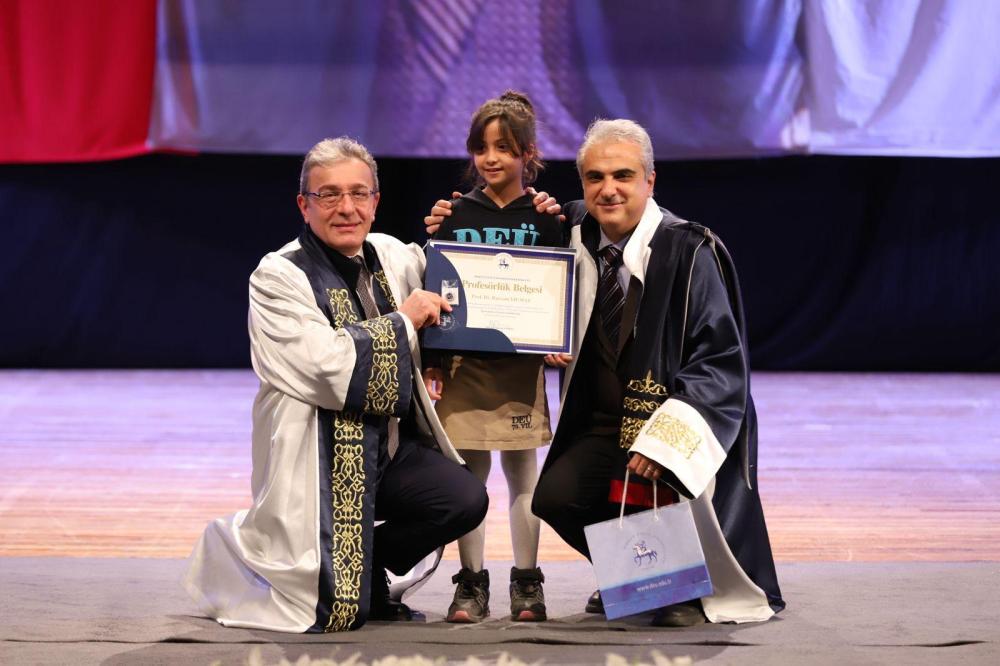 DEÜ’DEN BİLİME KATKI: 452 AKADEMİSYEN BELGELERİNİ ALDI