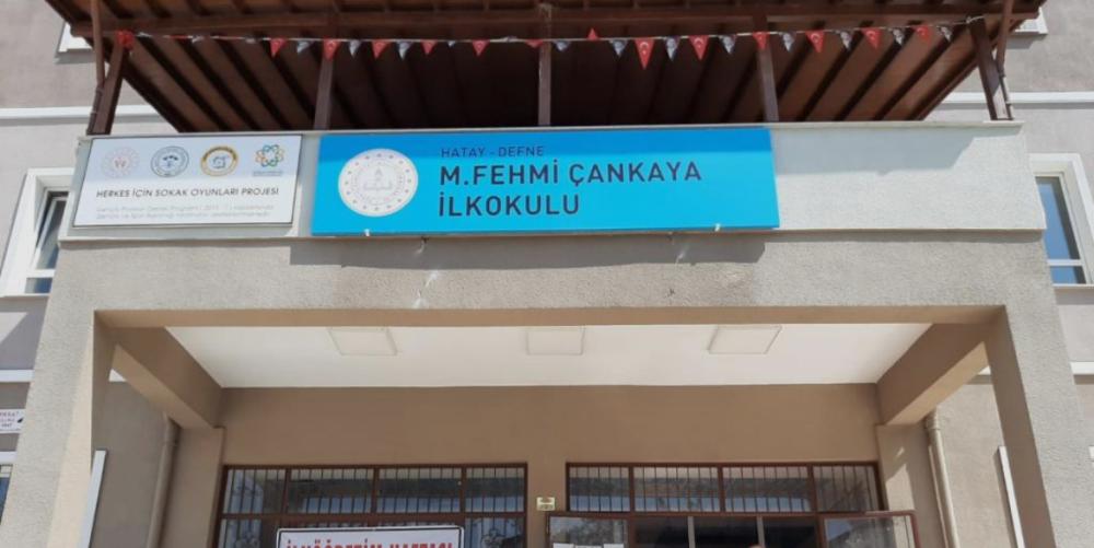 DEFNE'DE MÜDÜRE DEĞİŞİKLİĞİ TEPKİLERE YOL AÇTI: VELİLER HAREKETE GEÇTİ