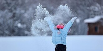 YOĞUN KAR YAĞIŞI NEDENİYLE RİZE’DE OKULLAR TATİL EDİLDİ