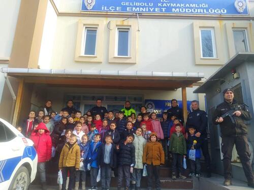MİNİK ÖĞRENCİLERDEN GELİBOLU EMNİYET MÜDÜRLÜĞÜ'NE ZİYARET