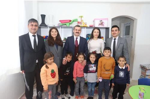 KAYMAKAM KUMCU ÜZÜMLÜ KÖYÜ’NDE ÖĞRENCİLERLE BULUŞTU