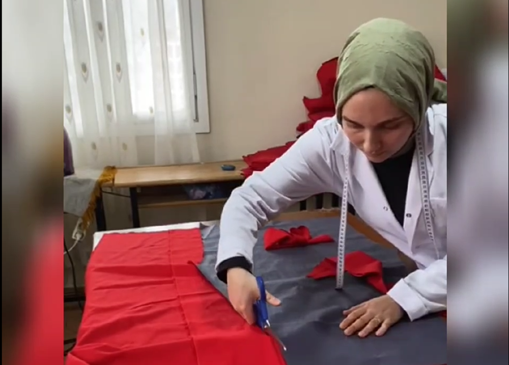 İYİDERE HALK EĞİTİM’DEN 23 NİSAN’A ÖZEL KIYAFET DİKİM PROJESİ