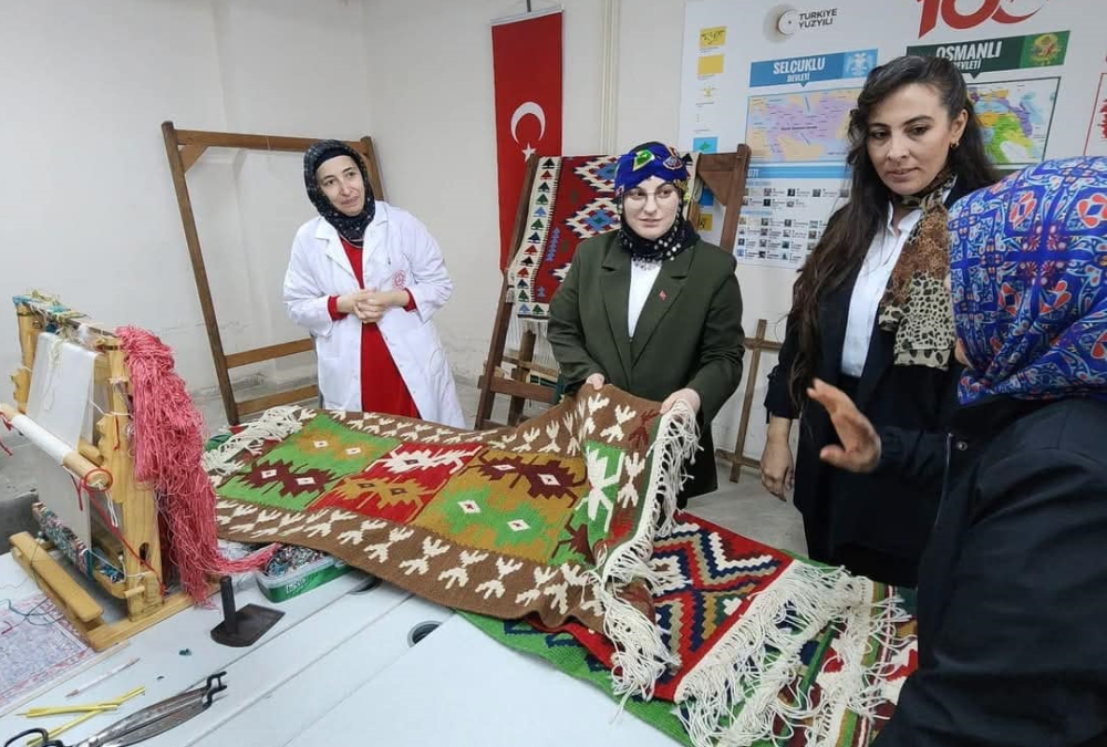 HEMŞİN KAYMAKAMI FATMA BAYALAN HALK EĞİTİM KURSLARINI ZİYARET ETTİ