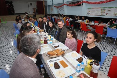 ÇUKURCA KAYMAKAMI MERT KUMCU, ÖĞRENCİLERLE İFTARDA BULUŞTU