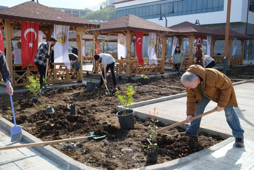 RTEÜ’DE FİDAN DİKİM ETKİNLİĞİ: HATIRA BAHÇESİ AÇILDI