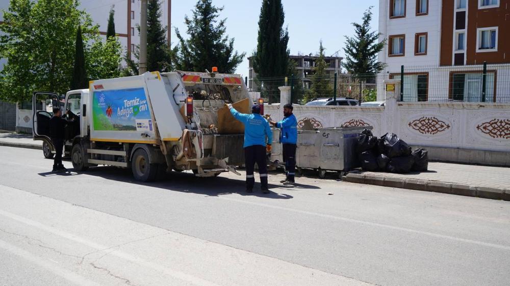 BELEDİYE’DEN HİJYEN HAMLESİ: ADIYAMAN’DA KONTEYNERLER DEZENFEKTE EDİLİYOR