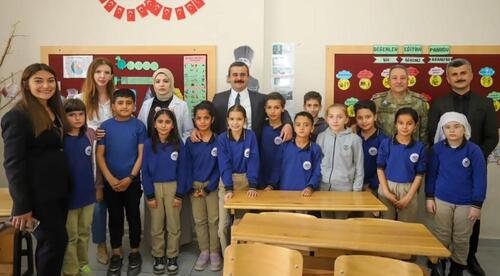 KAYMAKAM KUMCU VE TUGAY KOMUTANI BÜYÜKKÖROĞLU’NDAN ANLAMLI OKUL ZİYARETİ