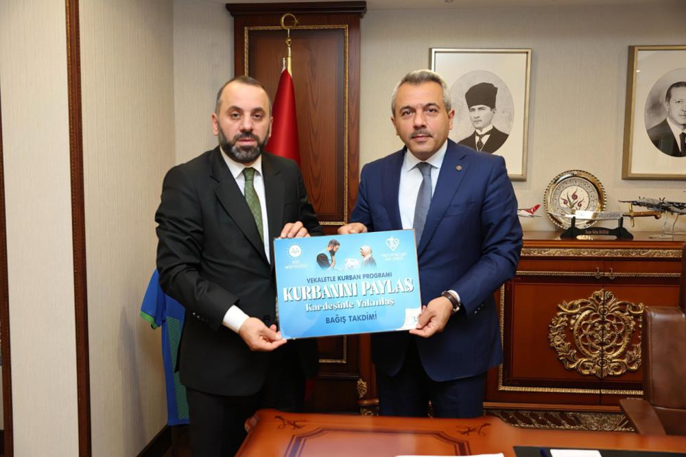 RİZE VALİSİ BAYDAŞ KURBANINI TDV'YE BAĞIŞI