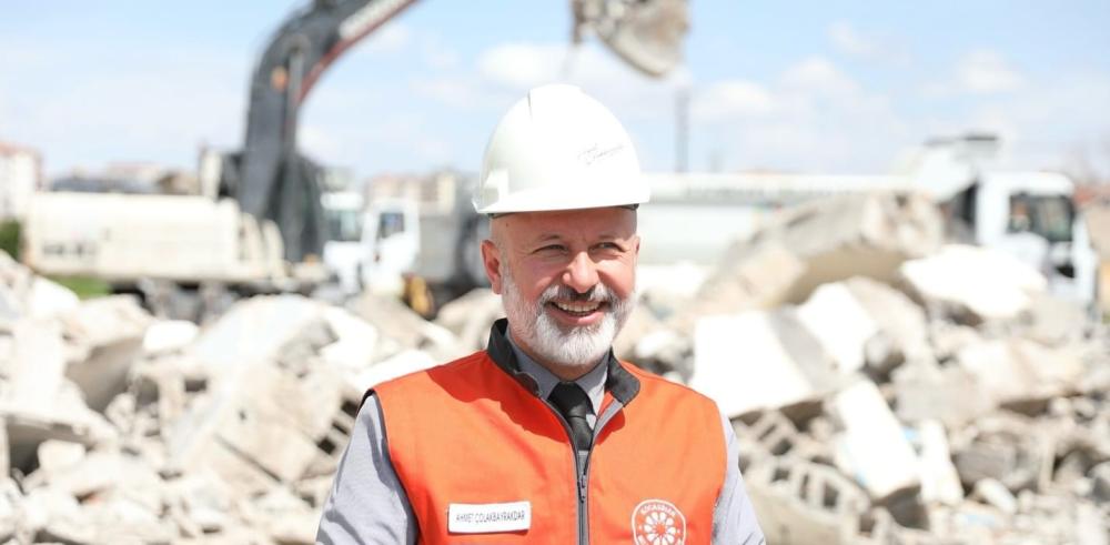 BAŞKAN ÇOLAKBAYRAKDAR'DAN YUNUSEMRE MAHALLESİ'NE MÜJDE: GECEKONDU YIKIMLARI TAMAMLANDI, YENİ YOLLAR GELİYOR