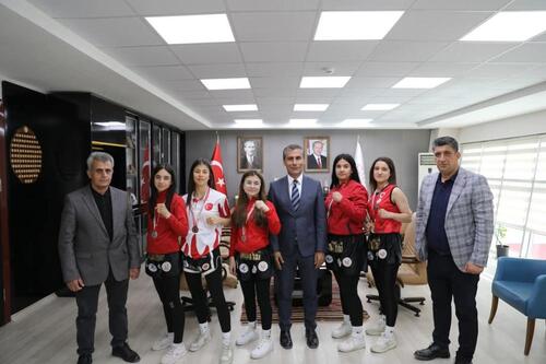 BESNİLİ SPORCULAR MUAYTHAİ TÜRKİYE ŞAMPİYONASI’NDAN MADALYALARLA DÖNDÜ
