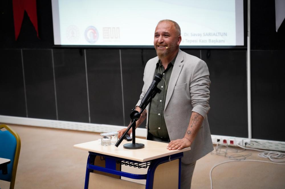 ADIYAMAN ÜNİVERSİTESİ’NDE NEOLİTİK DÖNEM KONFERANSI: ÇAYÖNÜ’NÜN DÖNÜŞTÜRÜCÜ MİRASI ANLATILDI