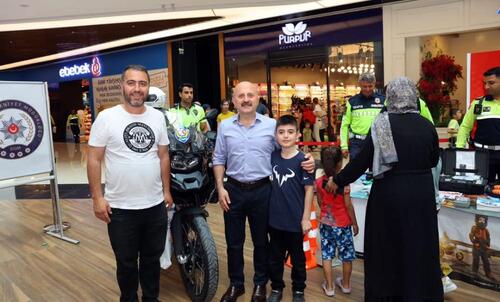 VALİ VAROL'DAN TRAFİK HAFTASI STANTLARINA ZİYARET: BİLİNÇLENDİRME ÇALIŞMALARI DEVAM EDİYOR