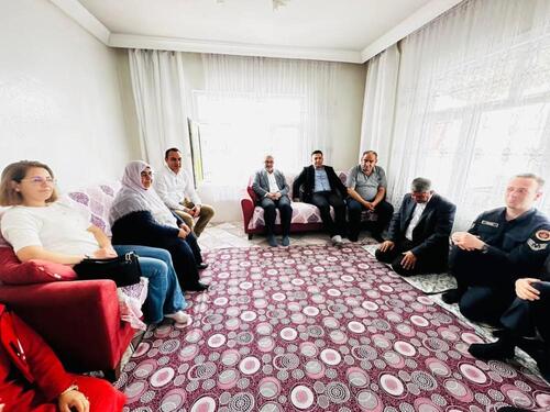 BESNİ KAYMAKAMI ŞEHİT ANNESİNİ ANNELER GÜNÜ’NDE YALNIZ BIRAKMADI