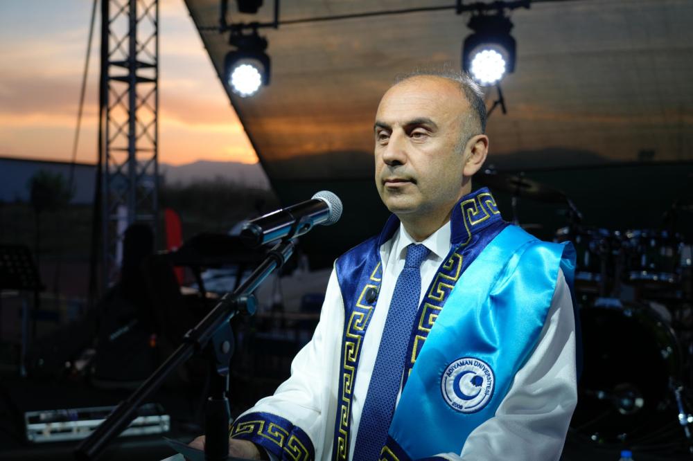 ADIYAMAN ÜNİVERSİTESİ'NDE MEZUNİYET SEVİNCİ