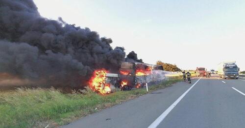 GELİBOLU'DA KAZA YAPAN TIR ALEVLERE TESLİM OLDU
