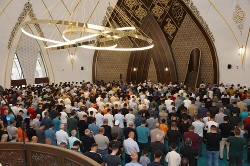 VALİ VAROL VE PROTOKOL ÜYELERİ BAYRAM NAMAZINI MEYDAN CAMİİ’NDE KILDI