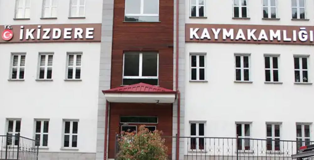 İKİZDERE\'DE CUMHURİYET CADDESİ\'NDE PARK YASAĞI BAŞLADI