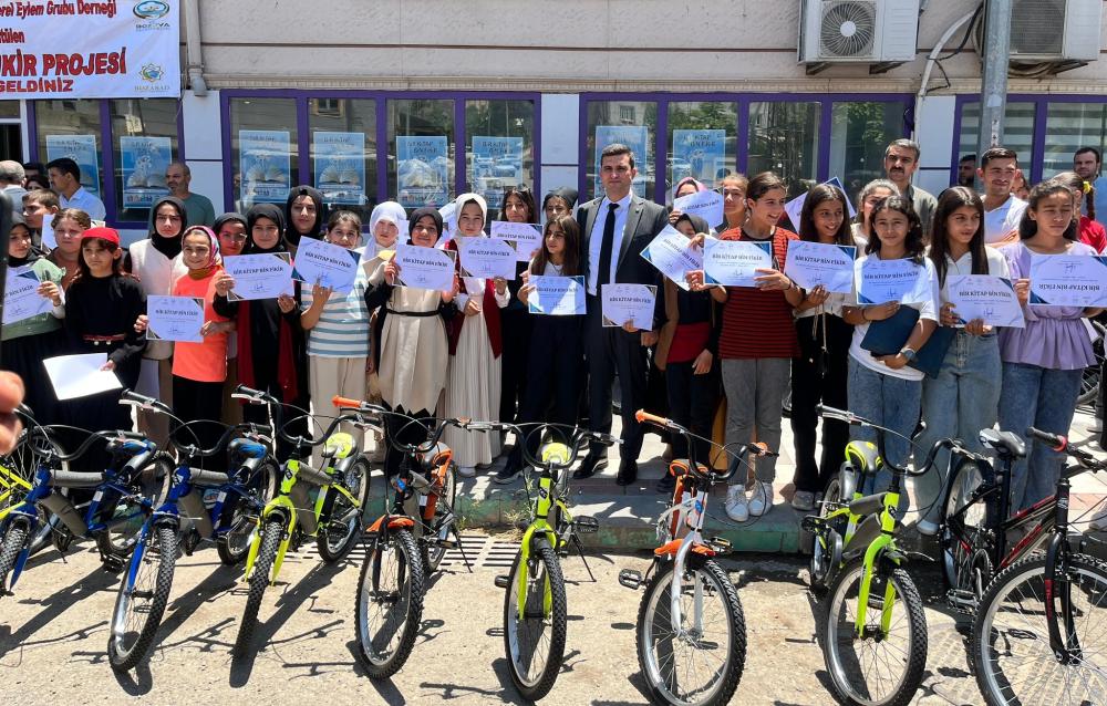 KAYMAKAM HALİL İBRAHİM YEŞİLYURT\'TAN EĞİTİME TAM DESTEK! BAŞARILI ÖĞRENCİLERE BİSİKLET