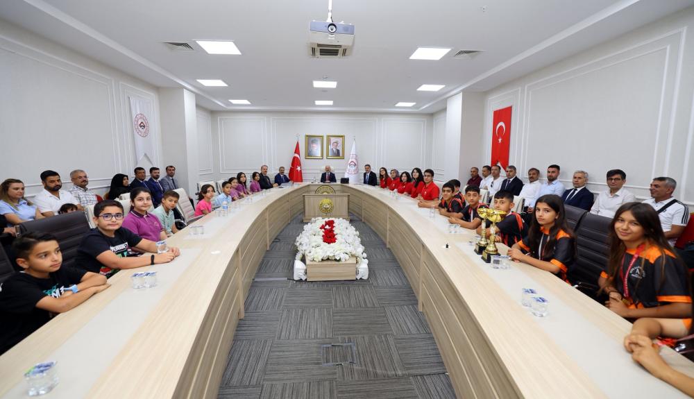 VALİ VAROL VE MİLLETVEKİLLERİ, BAŞARILI ÖĞRENCİLERLE BİR ARAYA GELDİ