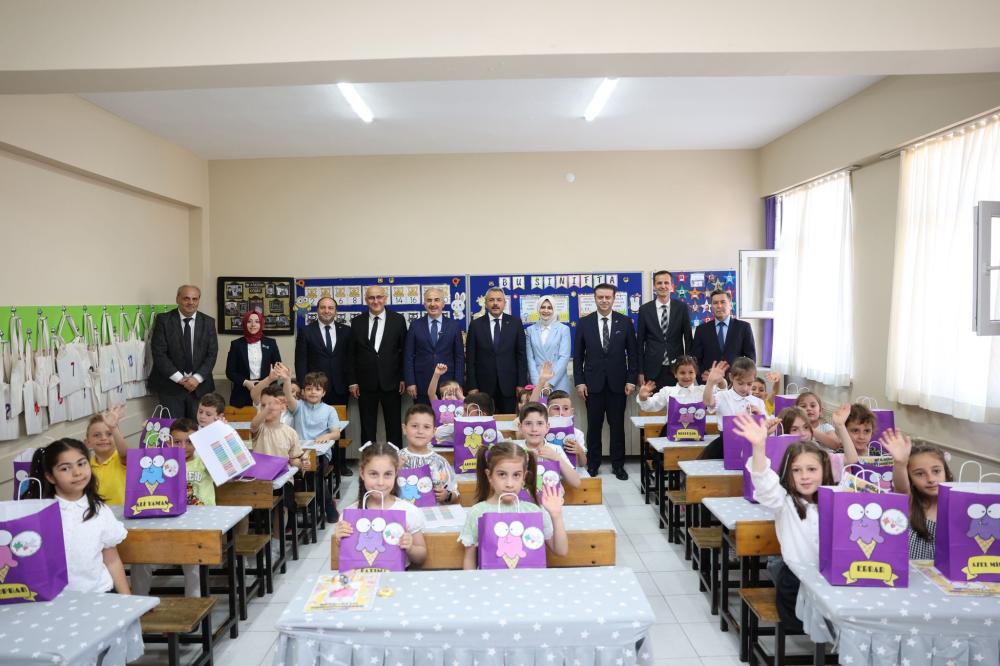 RİZE’DE 56 BİN 180 ÖĞRENCİ KARNE SEVİNCİ YAŞADI