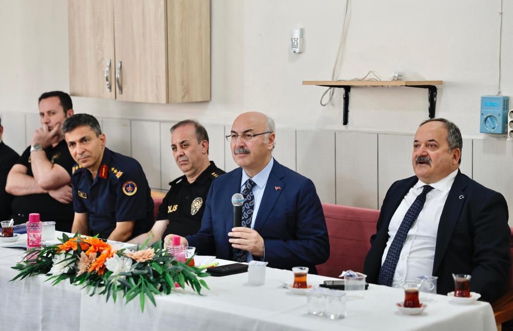 VALİ KÖŞGER SEYHANLI VATANDAŞLARIMIZLA BİR ARADA