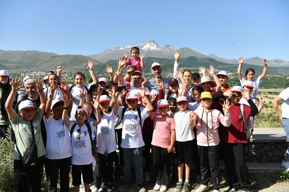 BAŞKAN BÜYÜKKILIÇ İLE KAYSERİ, SABAH SPORU İÇİN DOĞAYA KOŞTU